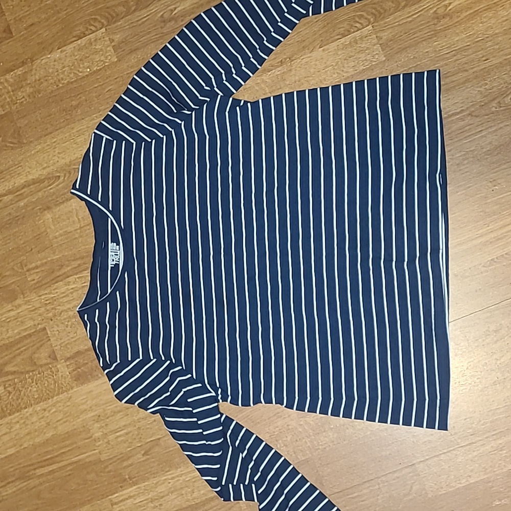 🛍 navy striped long sleeve tee